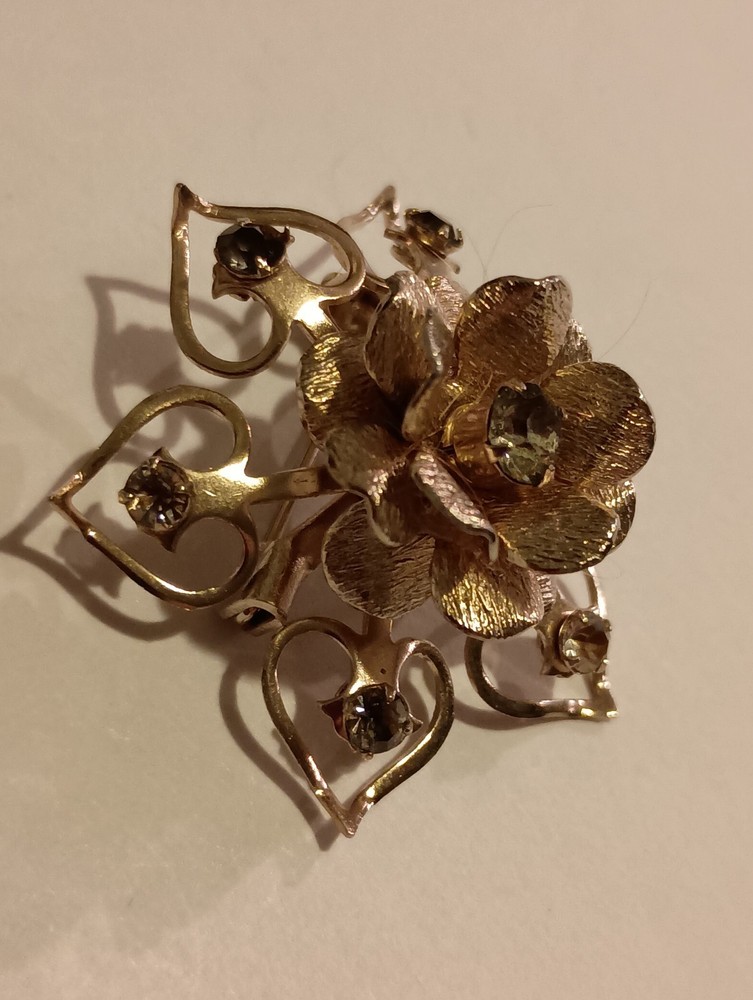 Vintage 1960s Gold Toned With Clear Crystals Detailed Flower Brooch! Very Pretty