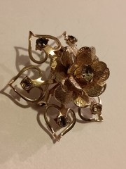 Vintage 1960s Gold Toned With Clear Crystals Detailed Flower Brooch! Very Pretty