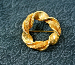 BR56 – Vintage Brooch, Costume Jewelry, Swirled Circle, Gold Toned 1.75 in.