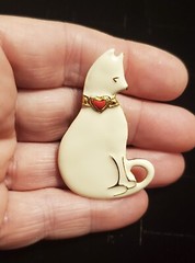 Vintage Signed Vero White Enamel Cat w/ Red Heart Collar Brooch *** EUC ***