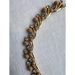 VTG Crown TRIFARI Textured Gold Leaf/Clear Rhinestone Berry Leaf Choker Necklace