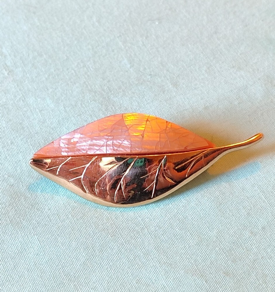 Signed LC Lauren Conrad Gold Tone Brooch Pin Mother Of Pearl Mosaic Leaf