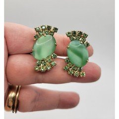 Light Green Glass Rhinestone Clip On Earrings Goldtone Prong Set Stones Gorgeous