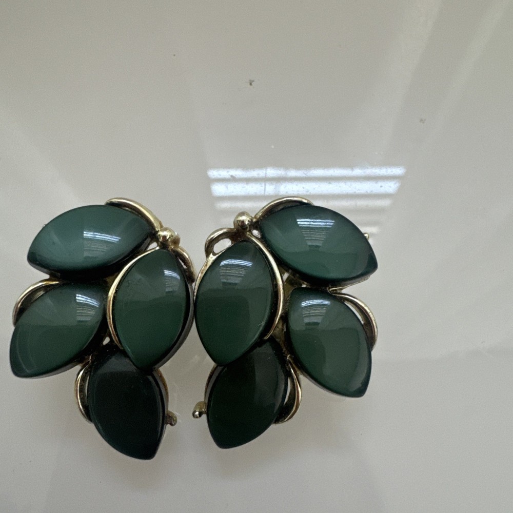 Vintage LISNER ~green ~ Thermoset Lucite ~ Gold Tone Leaf Clip On Earrings(f)