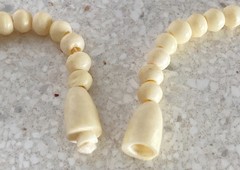 VTG 1950s Hand Carved Dragon Celluloid Cream Colored Bead Necklace Barrel Close