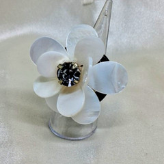 Vintage Mod Black & White Resin Flower Statement Ring – Bold 60s Style Cocktail