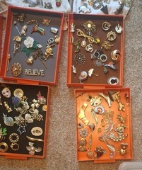 COSTUME JEWELERY LOT 200 + PIECES SOME SIGNED IN GOOD TO VERY GOOD CONDITION