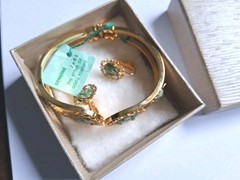 Vtg. JTV Jade Bracelet & Matched Earings. Gorgeous Gold Toned. Spring Clamshell.