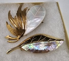 Vintage MOP Shell Leaf Brooch Pair Gold Tone Signed LC Liz Claiborne 0215