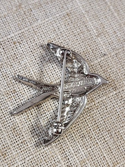 VTG Signed AVON SMITHSONIAN Silver Tone Pave’ Rhinestone SWALLOW BIRD Brooch Pin