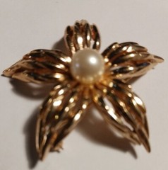 Vintage CROWN TRIFARI Goldtone and Faux Pearl FLOWER Brooch 1955 – 1969