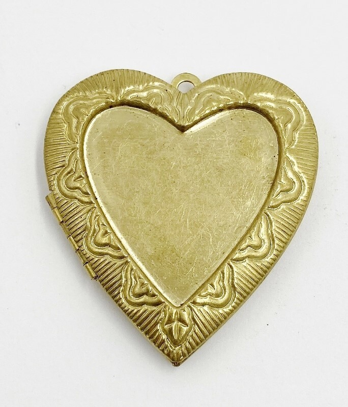 VINTAGE BRASS HEART VICTORIAN SCROLL FRAME INSET CENTER 43mm LOCKET PENDANT 5298