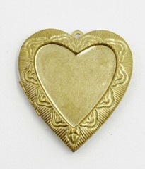VINTAGE BRASS HEART VICTORIAN SCROLL FRAME INSET CENTER 43mm LOCKET PENDANT 5298