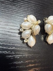 Lisner Signed Vintage Gold Tone & Faux Pearl Clip On Earrings