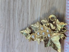 Vintage Gold Tone Grape Cluster Brooch Pin Faux Pearl Ivy Leaf Mid Century