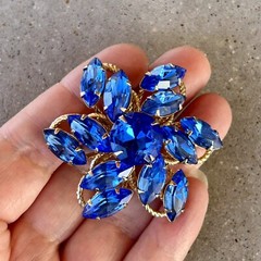 VTG Signed JUDY LEE Gold Tone Vibrant Blue Rhinestone Brooch Pin 2.25″ Diameter