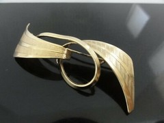 VTG RARE HEAVY GOLD PLATED GERMAN DESIGNER Signed BOW BROOCH