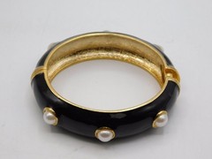J748-VINTAGE BRACELET~CLAMP STYLE~BLACK/FAUX PEARLS~GOLD TONE~FITS 7″ WRIST