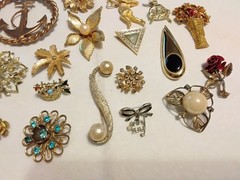 VARIETY OF VINTAGE BROOCHES LOT 21PC wear, repair, parts