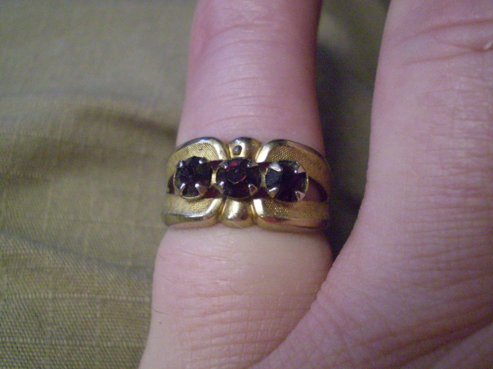 Vintage 14K Yellow Gold Plated Ladies 3-Garnet Row Ring 3.8 grams