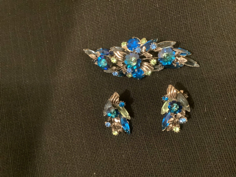 Vintage Juliana costume jewelry blue rhinestone pin/ earings, lovely