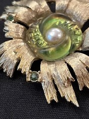 Rare Vintage EDLEE Green Art Glass Pearl Rhinestone Chunky Gold Tone Brooch 1947