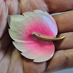 Lind-gal Gold Tone Pink White Enamel Textured Flower Leaf Brooch Vintage 1960’s