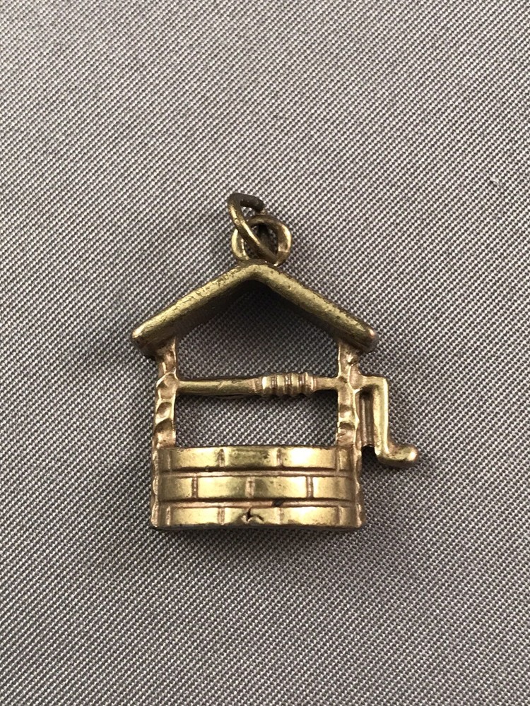 (1065) No Brand Jewelry Dainty And Detailed Brass Wishing Well Pendant Charm