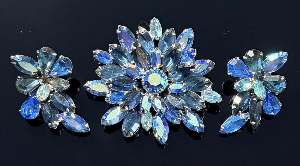 Gorgeous Signed Weiss Blues Brooch & Earrings Set