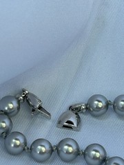 VINTAGE MONET 24″ GRAY FAUX PEARL HAND-KNOTTED MATINEE NECKLACE