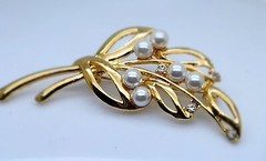 elegant Vintage style Gold Tone fake pearl & crystal fashion jewelry Brooch/pin