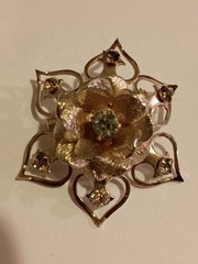 Vintage 1960s Gold Toned With Clear Crystals Detailed Flower Brooch! Very Pretty