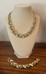Vintage LISNER Silver Tone Leaf Pattern Demi Parure Necklace & Bracelet Set