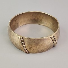 Vintage Bangle Bracelet Hammered Domed 24mm Bead Accent Gold Tone 8.25″