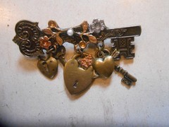 LOT OF 3 VINTAGE UNBRANDED GOLD & BRONZE BROOCHES