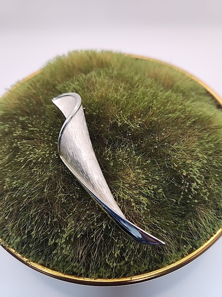 Vintage Silvertone Ribbon Brooch Pin Signed Crown Trifari – 3.5 x .5 Inches