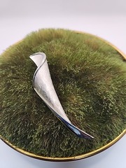 Vintage Silvertone Ribbon Brooch Pin Signed Crown Trifari – 3.5 x .5 Inches