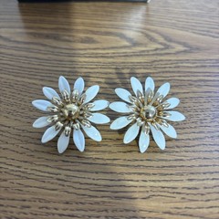 Sarah Coventry White Enamel Flower Pin & Earring Set ~ “Fashion Petals” ~ 1968