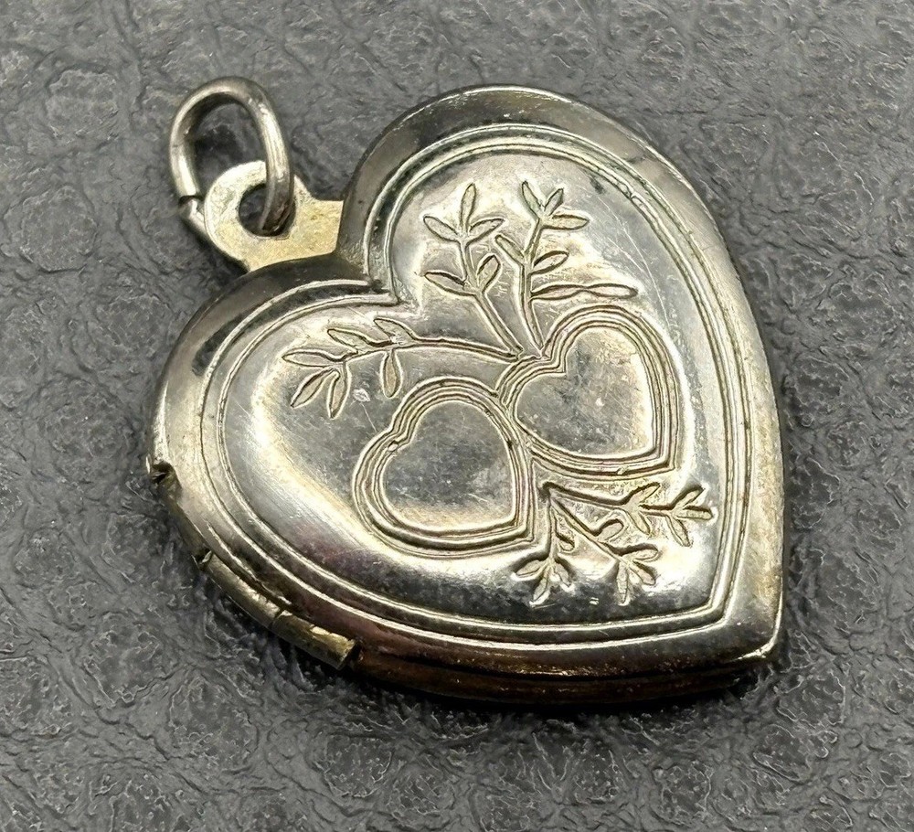 Vintage Silver Tone Etched Heart Photo Locket Pendant Engraved Floral