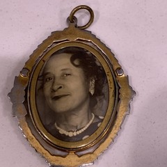 ART DECO GOLD FILLED AND GLASS TWO SIDES PHOTO LOCKET PENDANT. c 1920 Moves