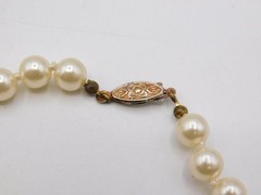 C195-VINTAGE NECKLACE~FAUX PEARLS~KNOTTED~19″ LONG~CLASSIC LOOK