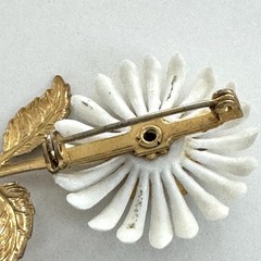 VTG White Daisy Flower Brooch Pin Gold Tone Floral Mid Century Cottagecore 2.25”