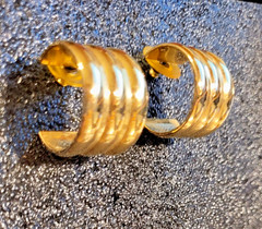 Vintage Ribbed Gold Tone C-shape Earrings Pierced