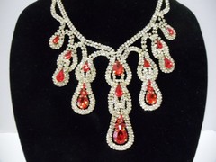 VINTAGE FIRE RED RHINESTONE TEAR DROP STYLE NECKLACE & DANGLE STUD EARRINGS SET