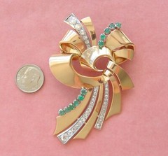 VINTAGE RETRO 2.59ctw MINE DIAMOND .82ctw EMERALD 18K BIG BOW RIBBON BROOCH 1940