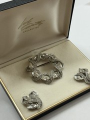 VTG 1965 Sarah Coventry THEATER Brooch and Clip Earring Set original box