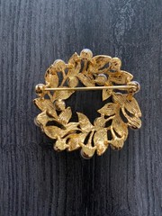 Crown Trifari Faux Pearl Ivy Leaf Wreath Circle Brooch Brushed Gold Tone VTG