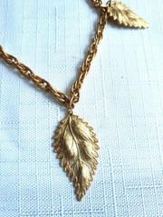 Vintage Gold Tone Necklace 15 Inches As Pictured -VM34