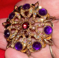 Stunning Yellow gold Tone Purple Stone And Lavender Rhinestones Brooch Boxed