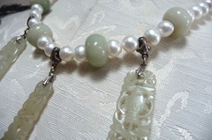STUNNING VINTAGE CULTURED PEARL CARVED CELADON JADE STATEMENT NECKLACE WOOD BOX!